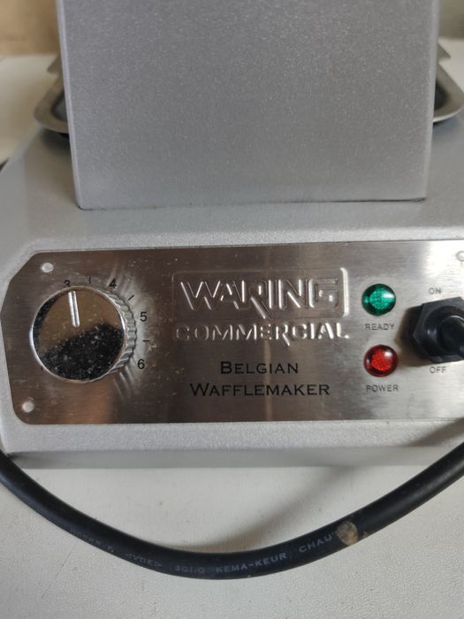 Máquina de waffles giratória