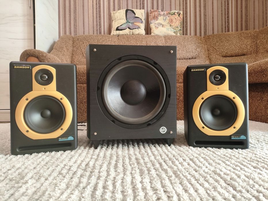 Студійні монітори + сабвуфер.