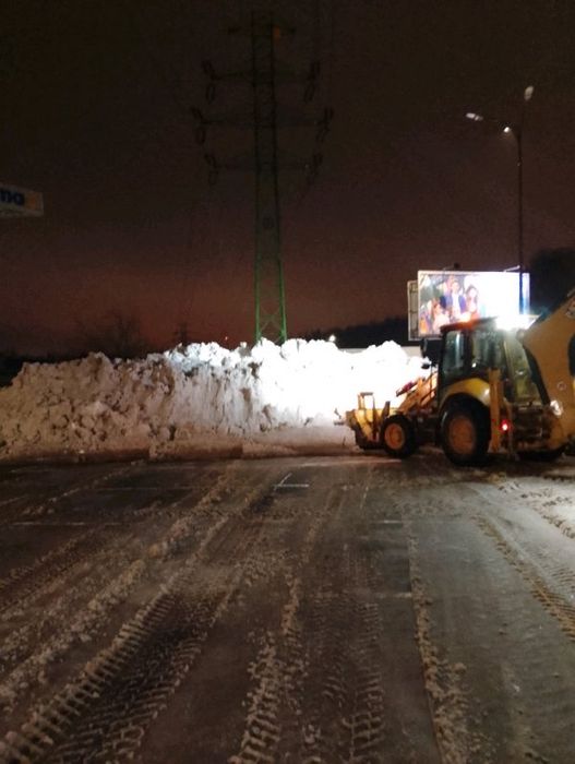 Odśnieżanie Traktorem z Pługiem + Posypywarka – Zima Bez Problemów!