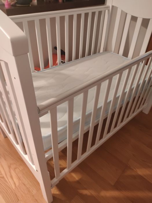 Cama de bebê  como  nova.