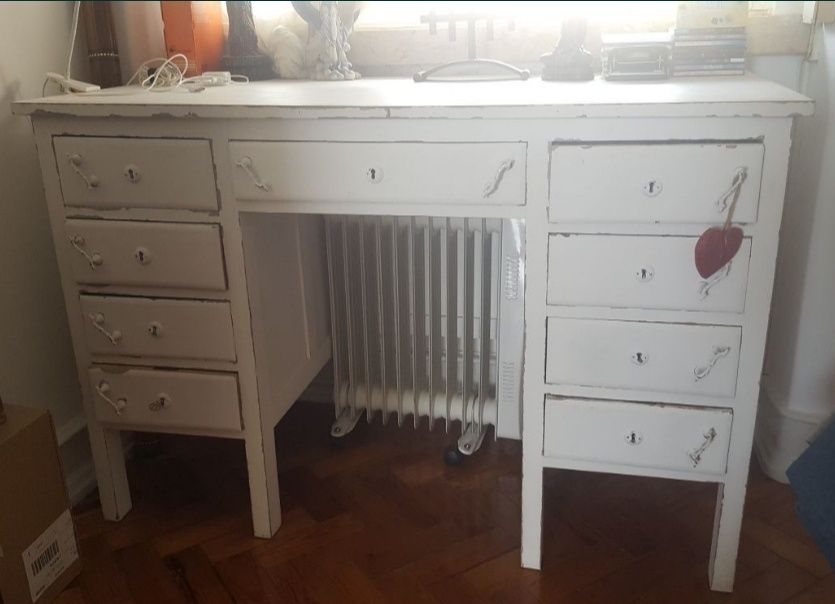 Secretária robusta decapé