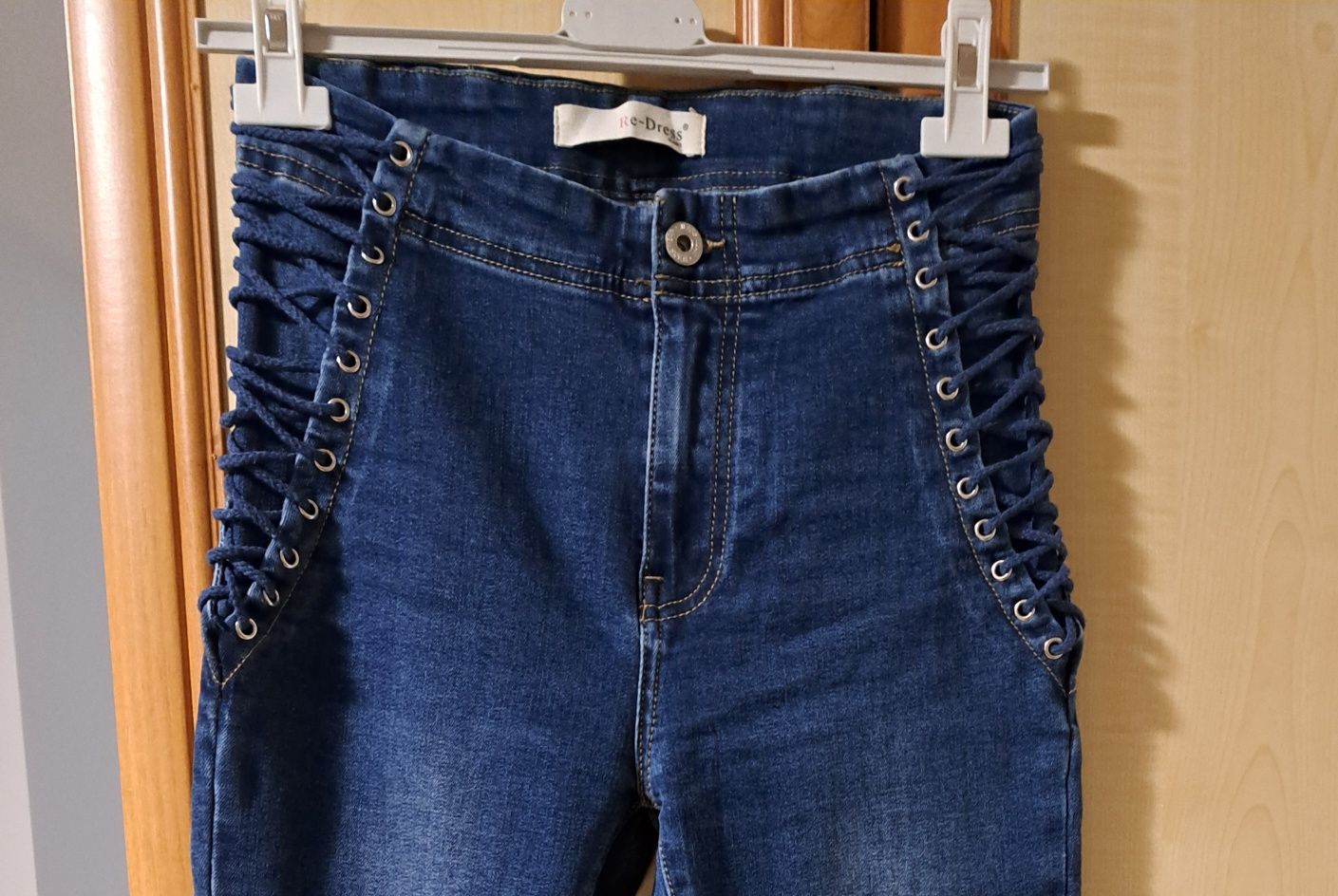 Ciekawy model jeansow ze sznurkami