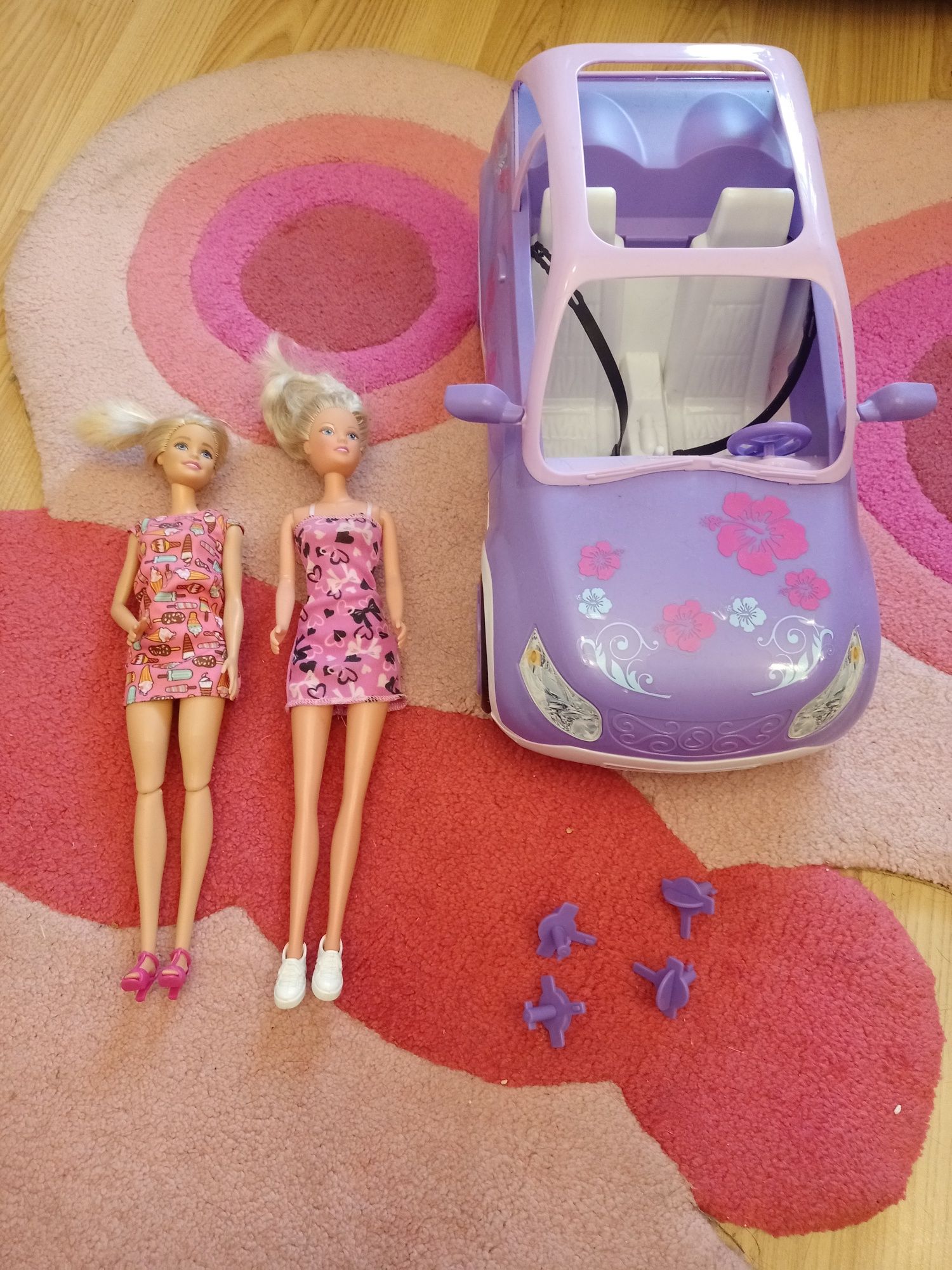 Autko Barbie plus dwie lalki Barbie