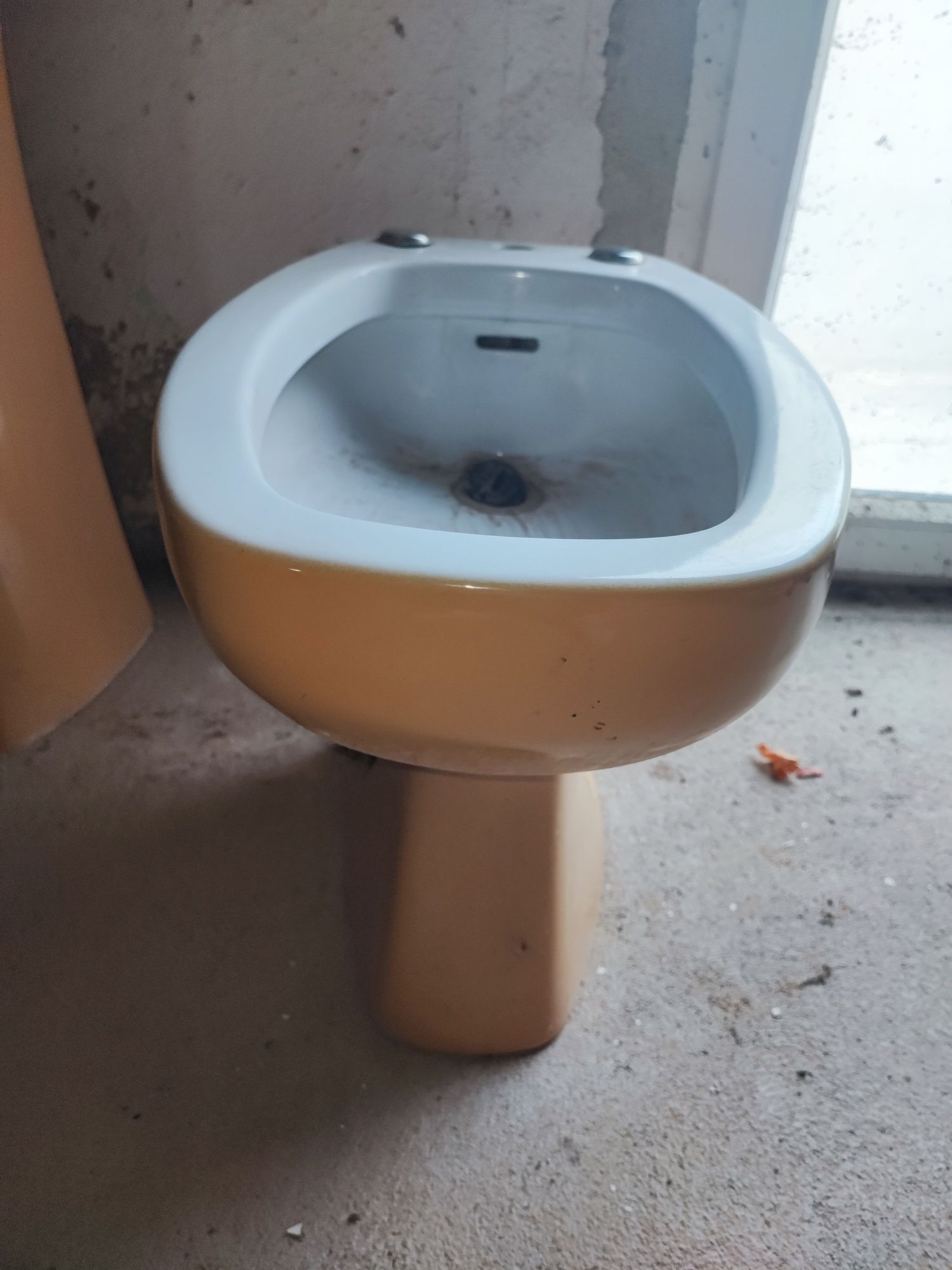 Bidé tons amarelo e branco