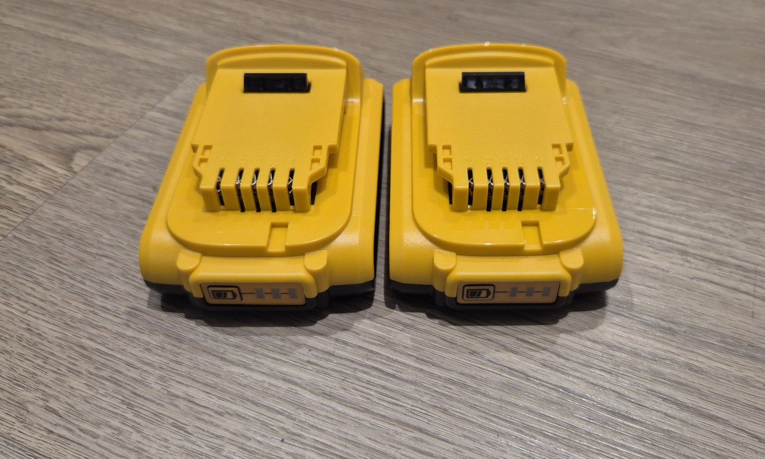 Акумулятор і зарядне для Dewalt
