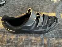 Buty wpinane btwin v3 lcrosystem 44 z pedałami i gripami