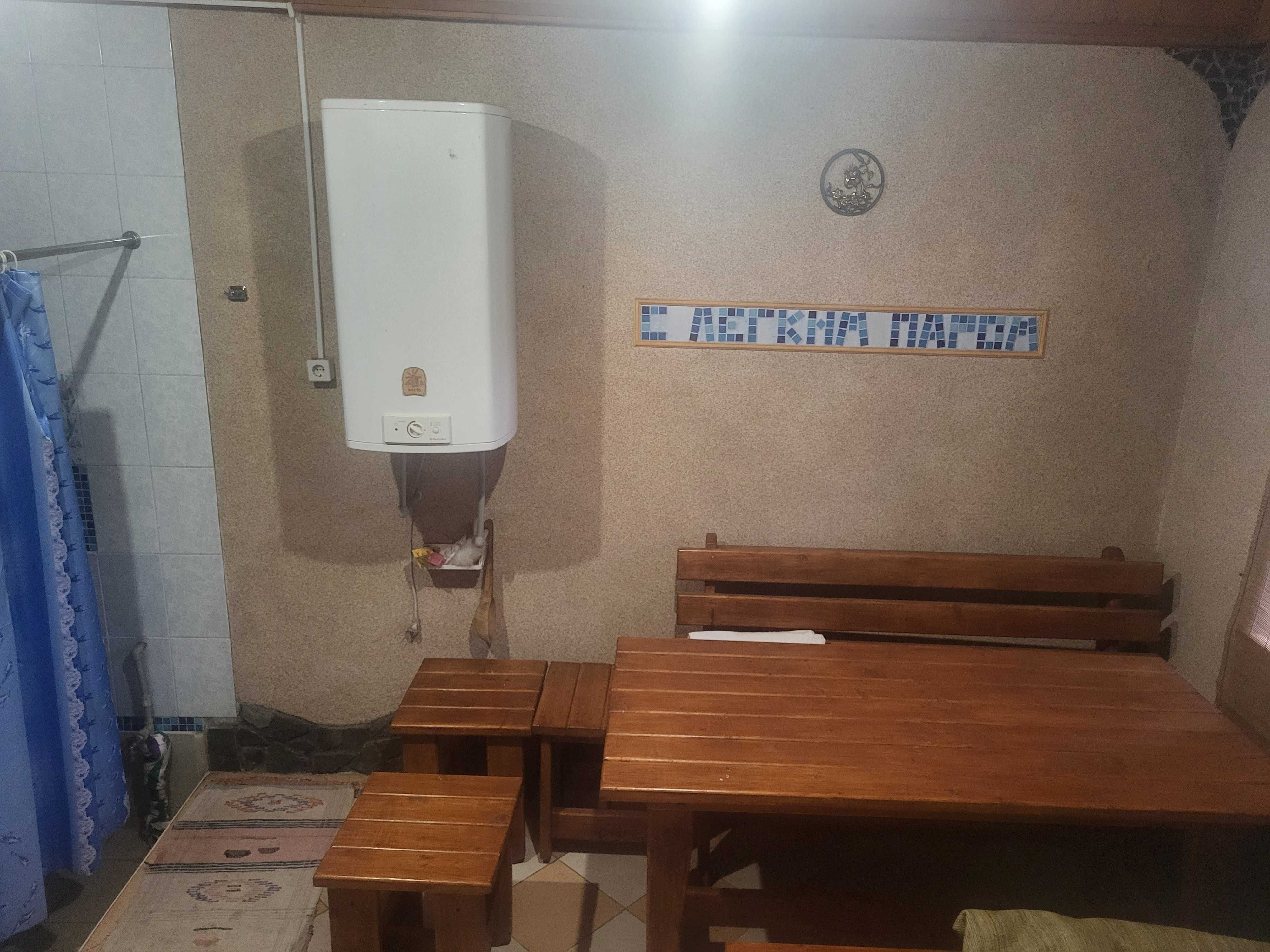 2 будинки в одному дворі і баня з підсобними приміщеннями