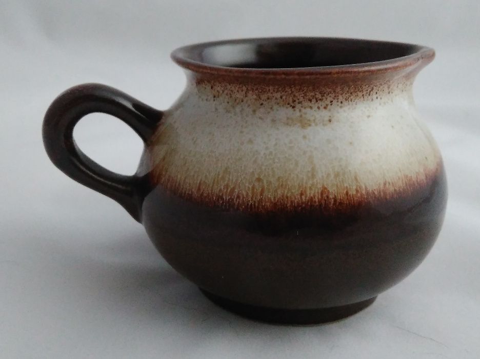 Mlecznik z ciemnobrązowej ceramiki