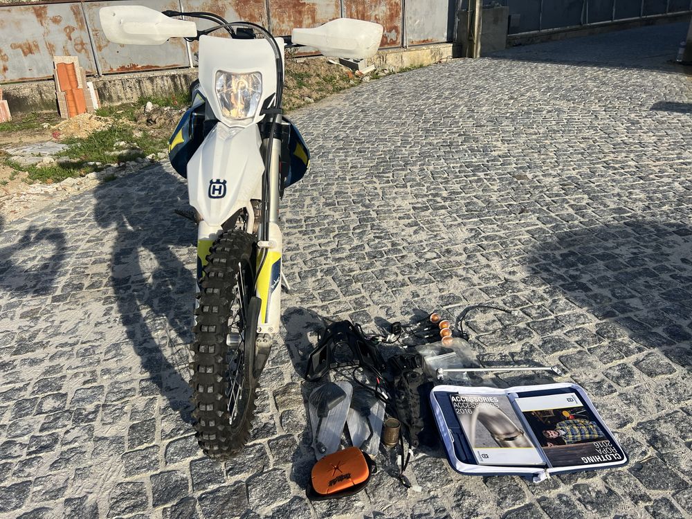 Husqvarna FE 250. Acessórios para estrada incluídos ainda novos