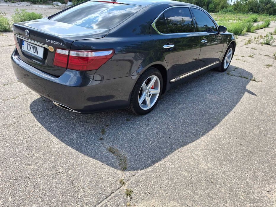 Продаю LEXUS LS600h