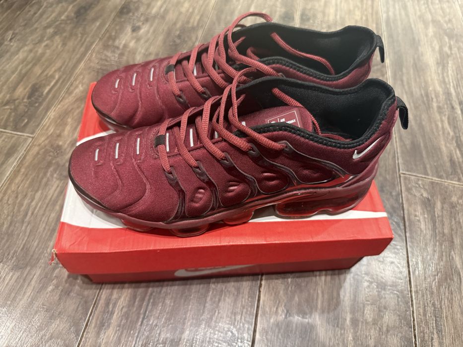 buty Nike Air VaporMax Plus w kolorze Night Maroon.
