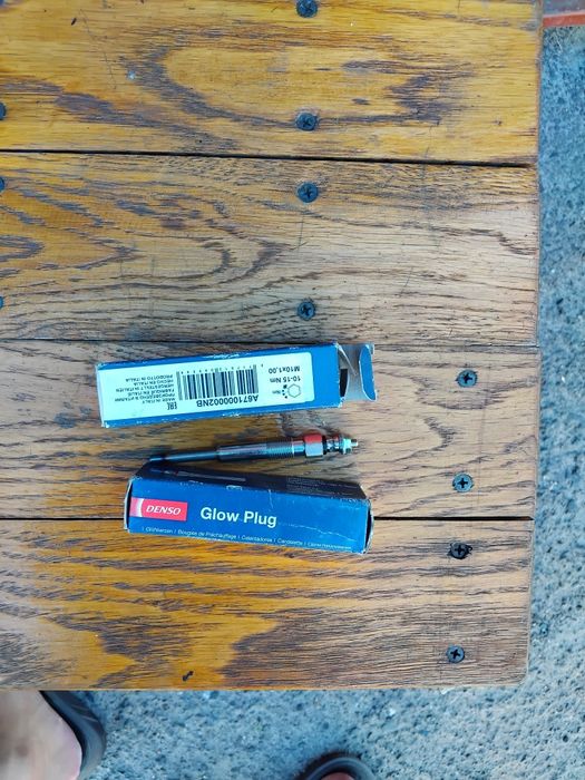 Продам дві свічки розжарювання  Denso DG003,Пежо партнер 1.9 д