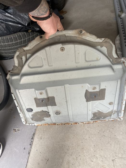 Часть кузова Корыто под запаской фольцваген Таурег