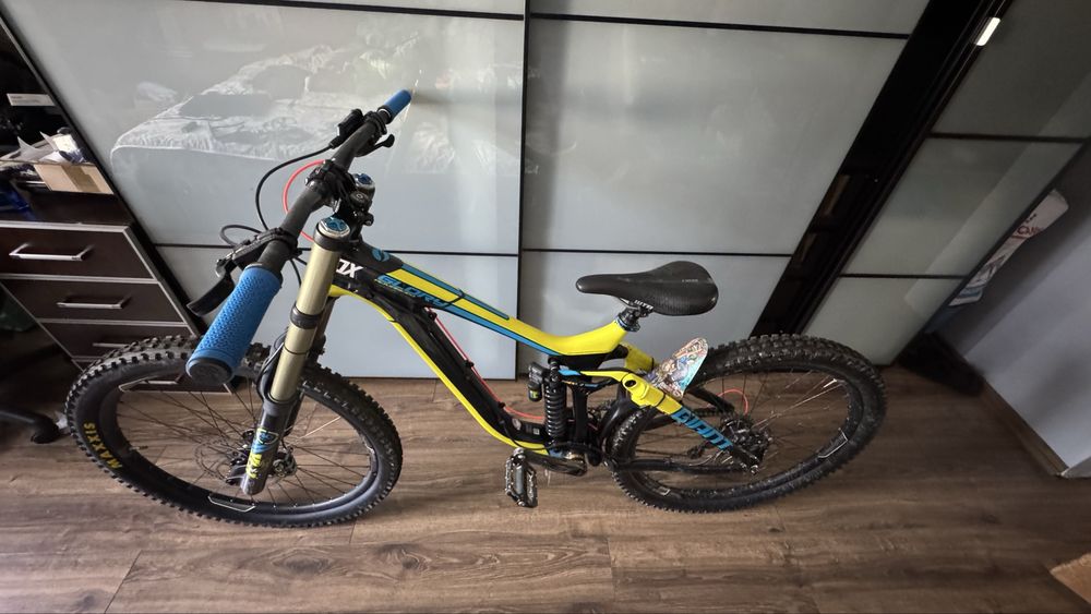 GIANT Glory Advanced 0 Carbon , Fox 40 , Magura , Shimano ZEE