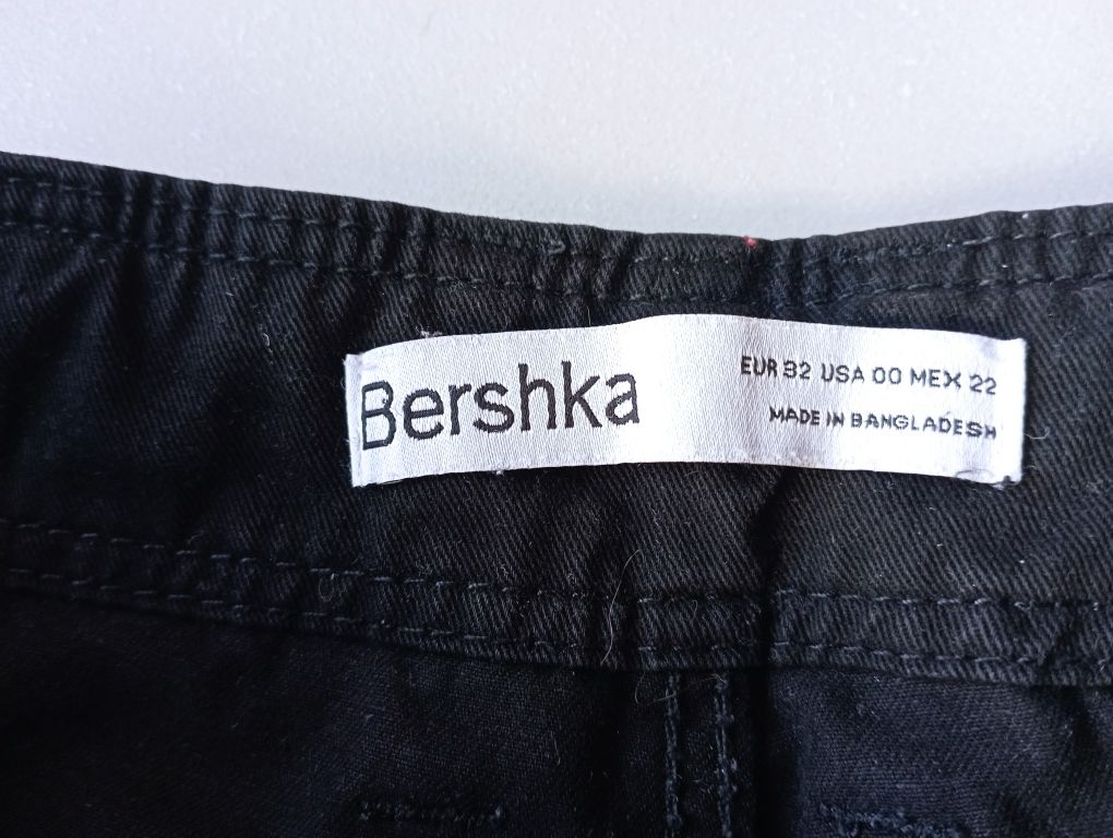 Spodnie Bershka 32 czarne