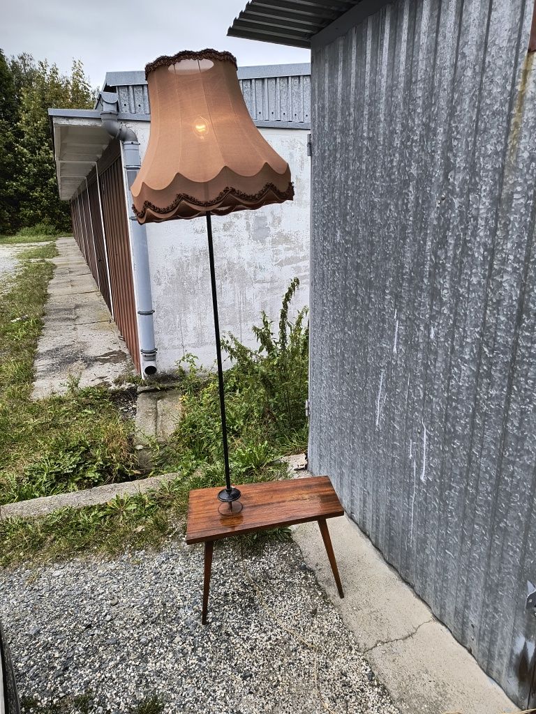 Stara lampa że stolikiem PRL
