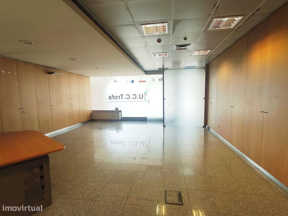 Loja para comércio e serviços no centro da Trofa