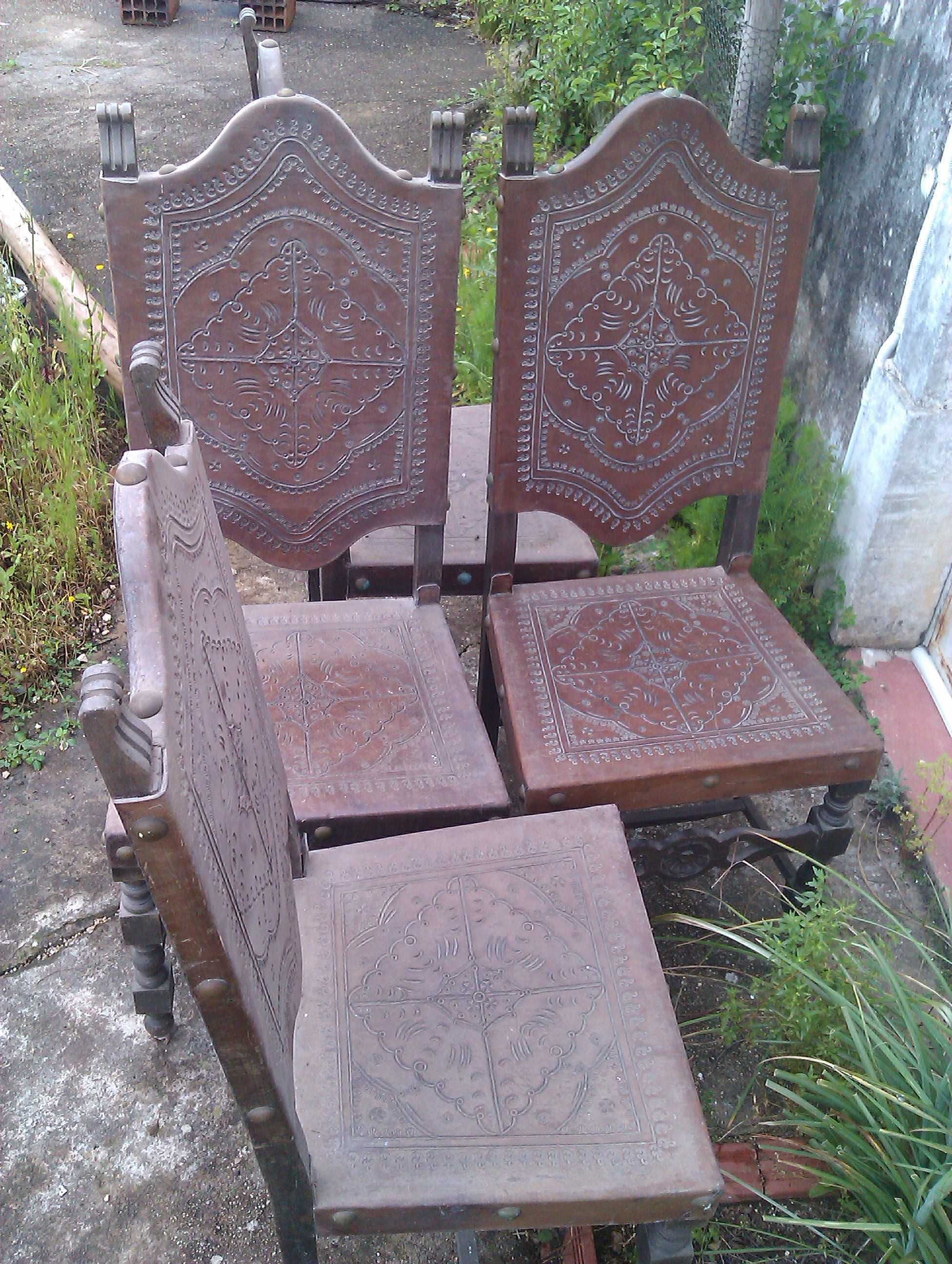 Cadeiras em mogno e couro trabalhado.