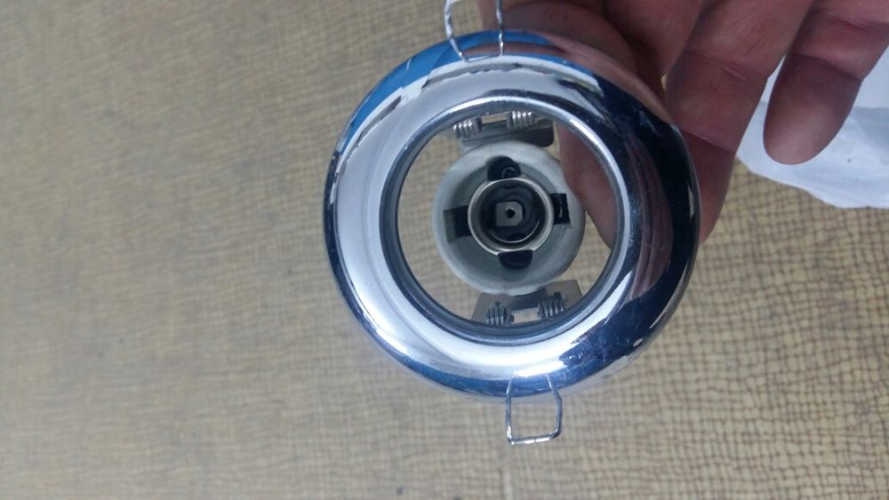 Продам потолочные светильники