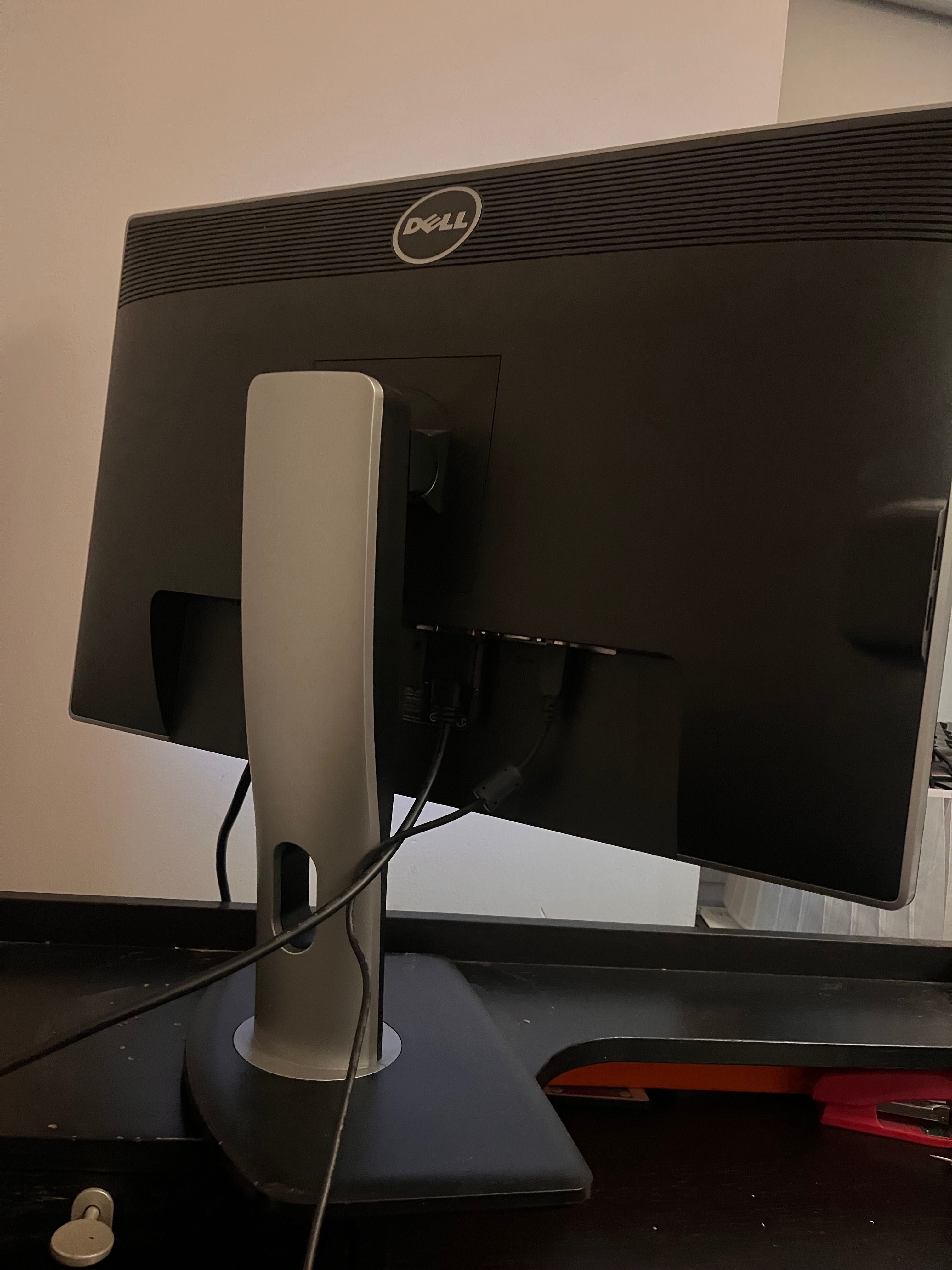 Monitor Dell 24 w bardzo dobrym stanie
