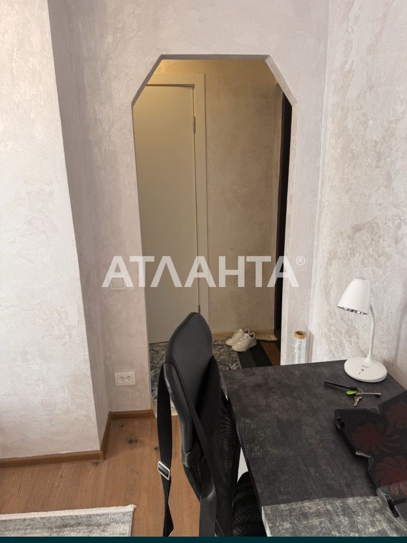 Продаж однокімнатної квартири (малосімейка), вул. Пулюя, 2.