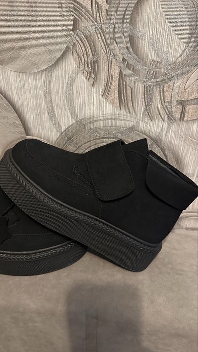 Ботінки замшеві , стан новий , устілка 24 см , в користуванні не були