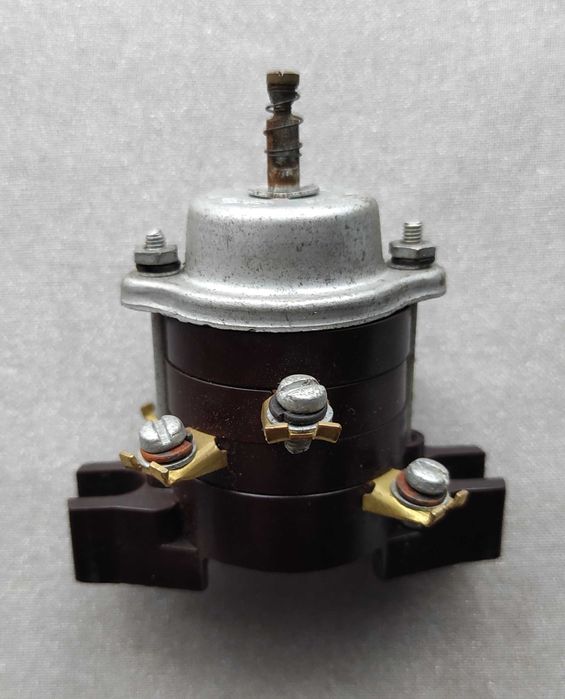 Wyłącznik bakelitowy natynkowy PRL