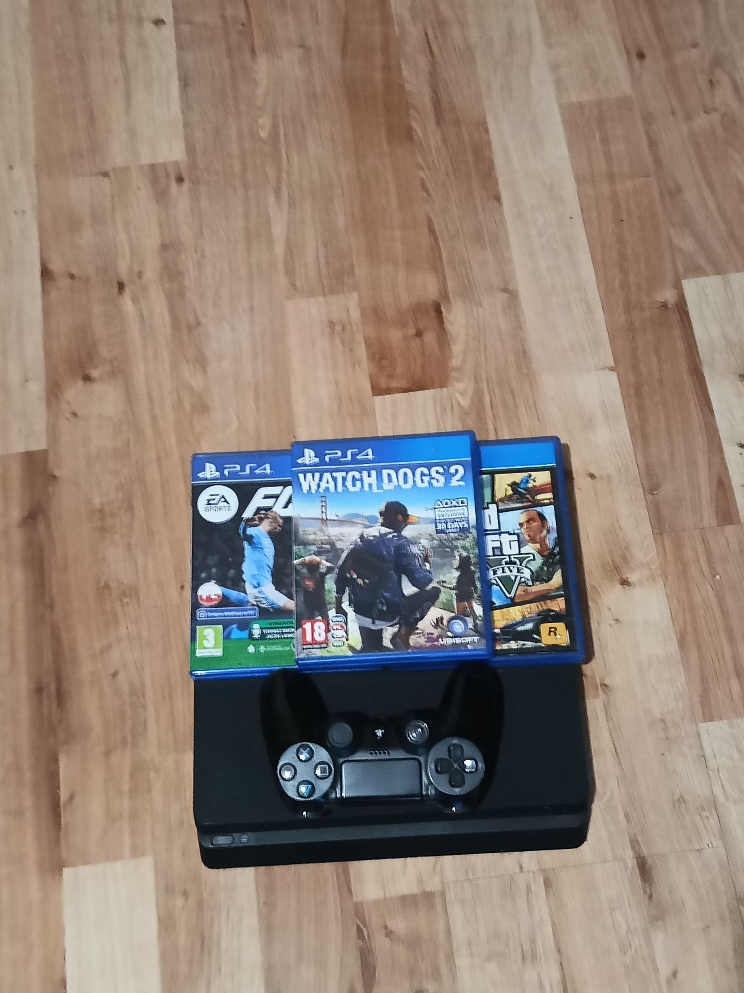 Konsola PS4 z pełnym okablowaniem,padem +3 gry gratis