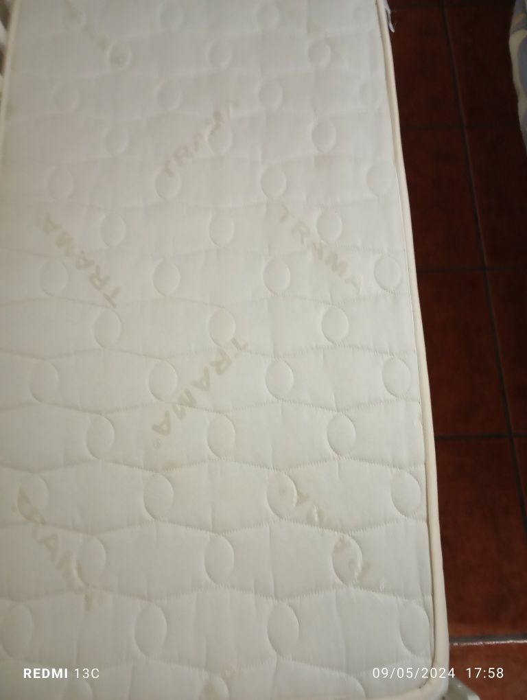 Cama de bebe com grade branca