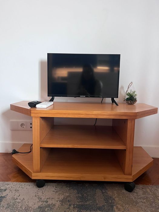 Movel de televisao com rodas