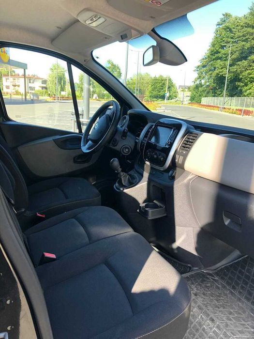 Bus Renault Trafic wersja Long 9 osób – na wynajem, najem