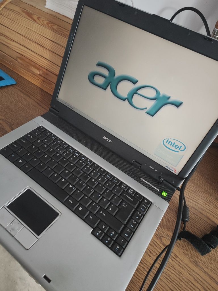 Laptop Acer  2 zasilacze