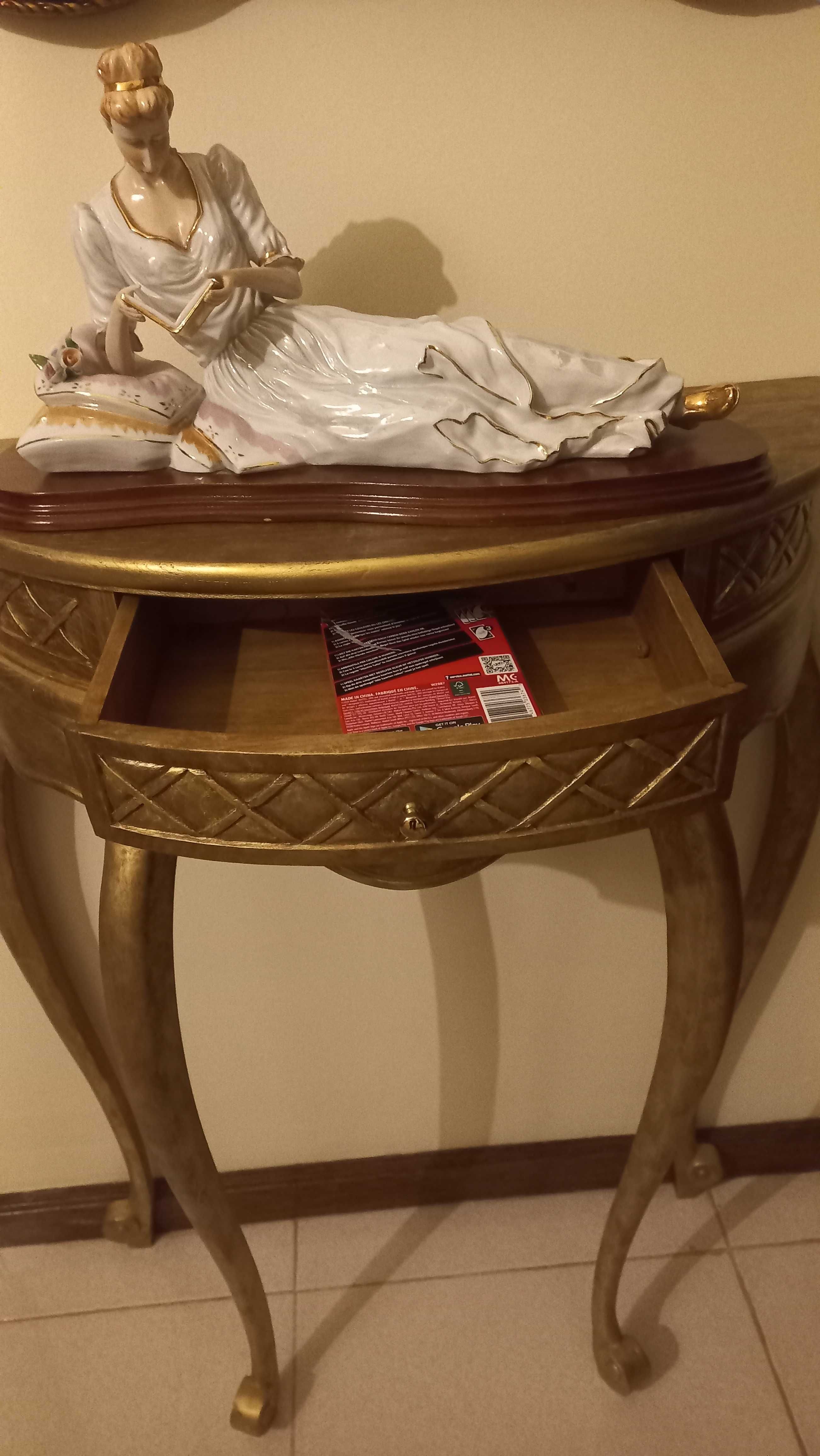 Mesa e espelho de entrada