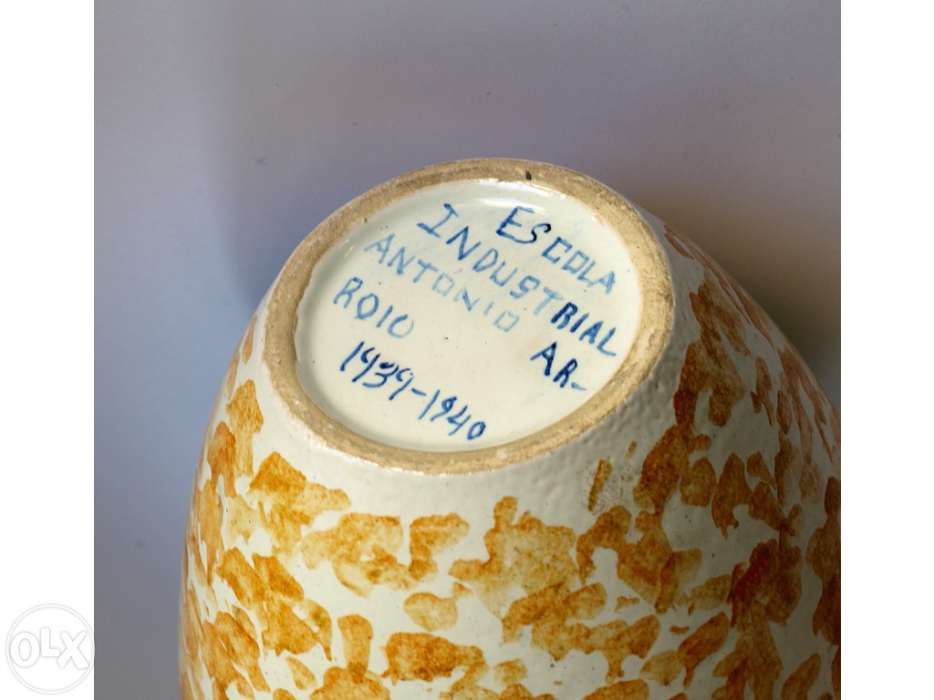 Jarro cerâmico produzido pelo ano de 1940 na Escola Indústrial An