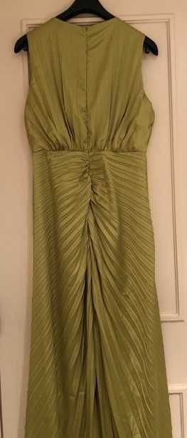 Elegante vestido comprido verde lima com leve plissado