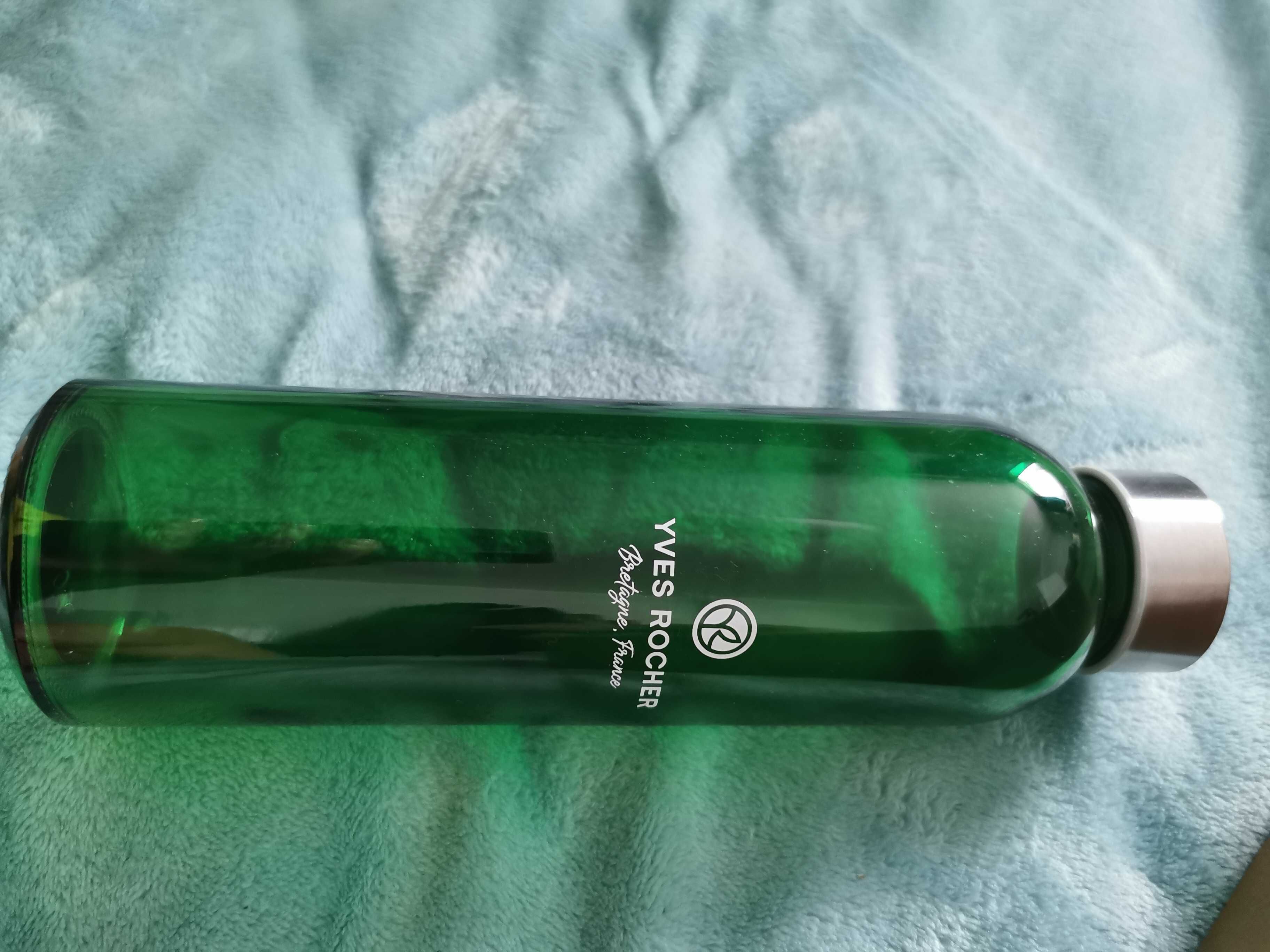 Szklana butelka na wodę z metalową nakrętką