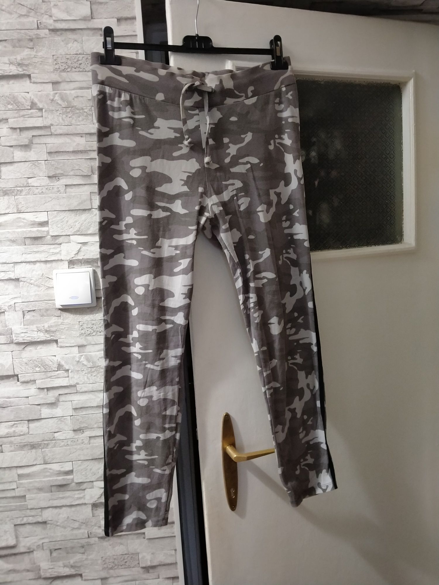 Spodnie sportowe  90% bawełny modne dresowe beżowe PRIMARK  r. L -XL