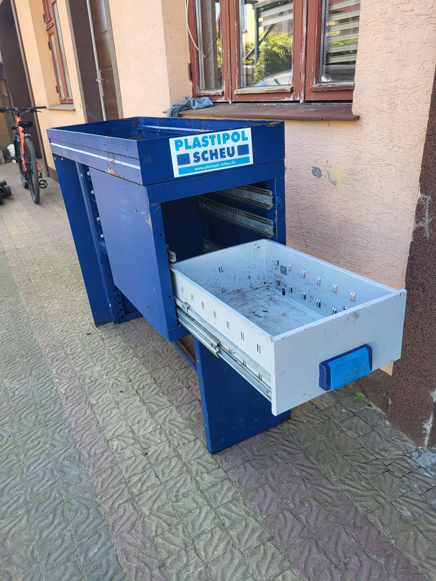 Szafka narzędziowa  do busa/ zabudowa serwisowa