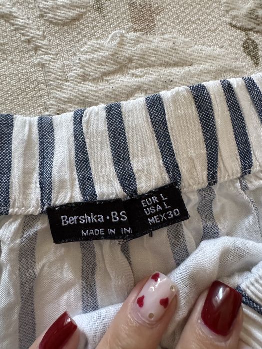 Camisa, vestidos e macacões