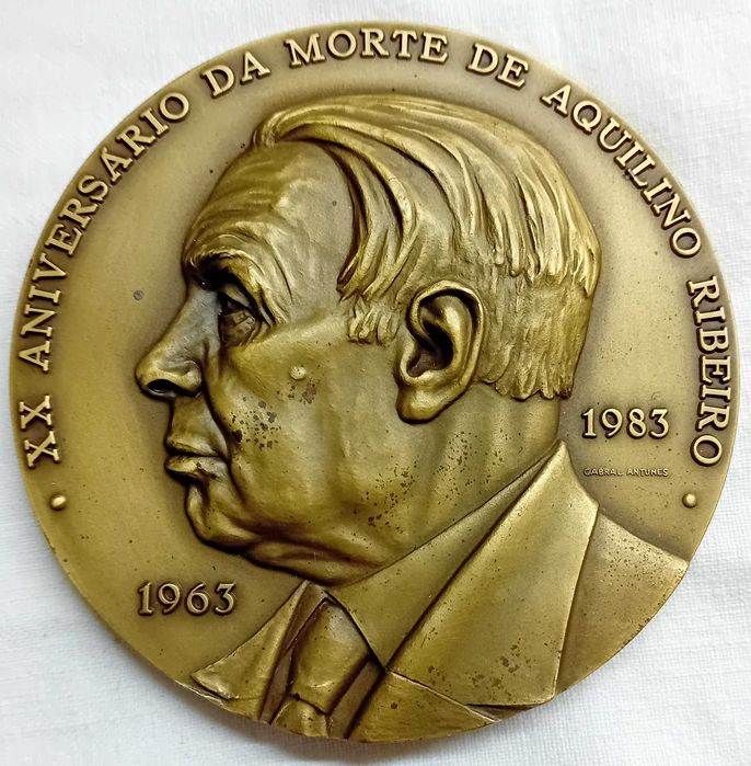 Medalhas de: Aquilino Ribeiro; Camilo Castelo Branco, Florbela Espanca