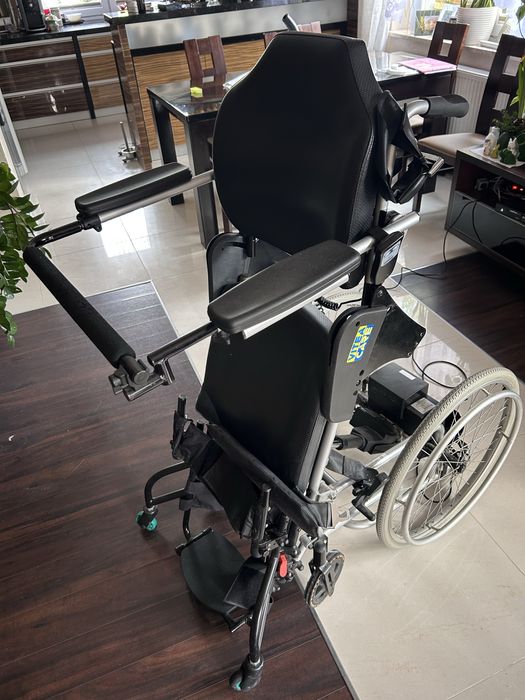 Wózek inwalidzki z funkcją pionizacji
