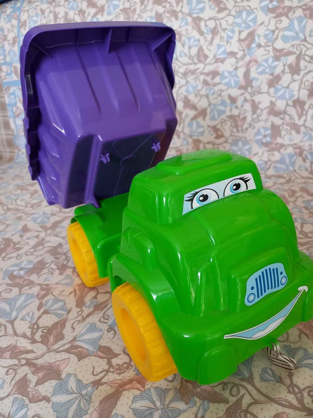 Вантажівка іграшкова