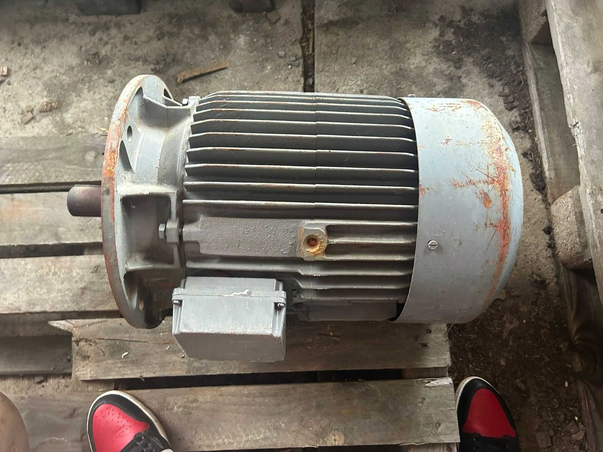 Silnik elektryczny 45 kW 1480 r/min, 3x 15 kW 2940 r/min