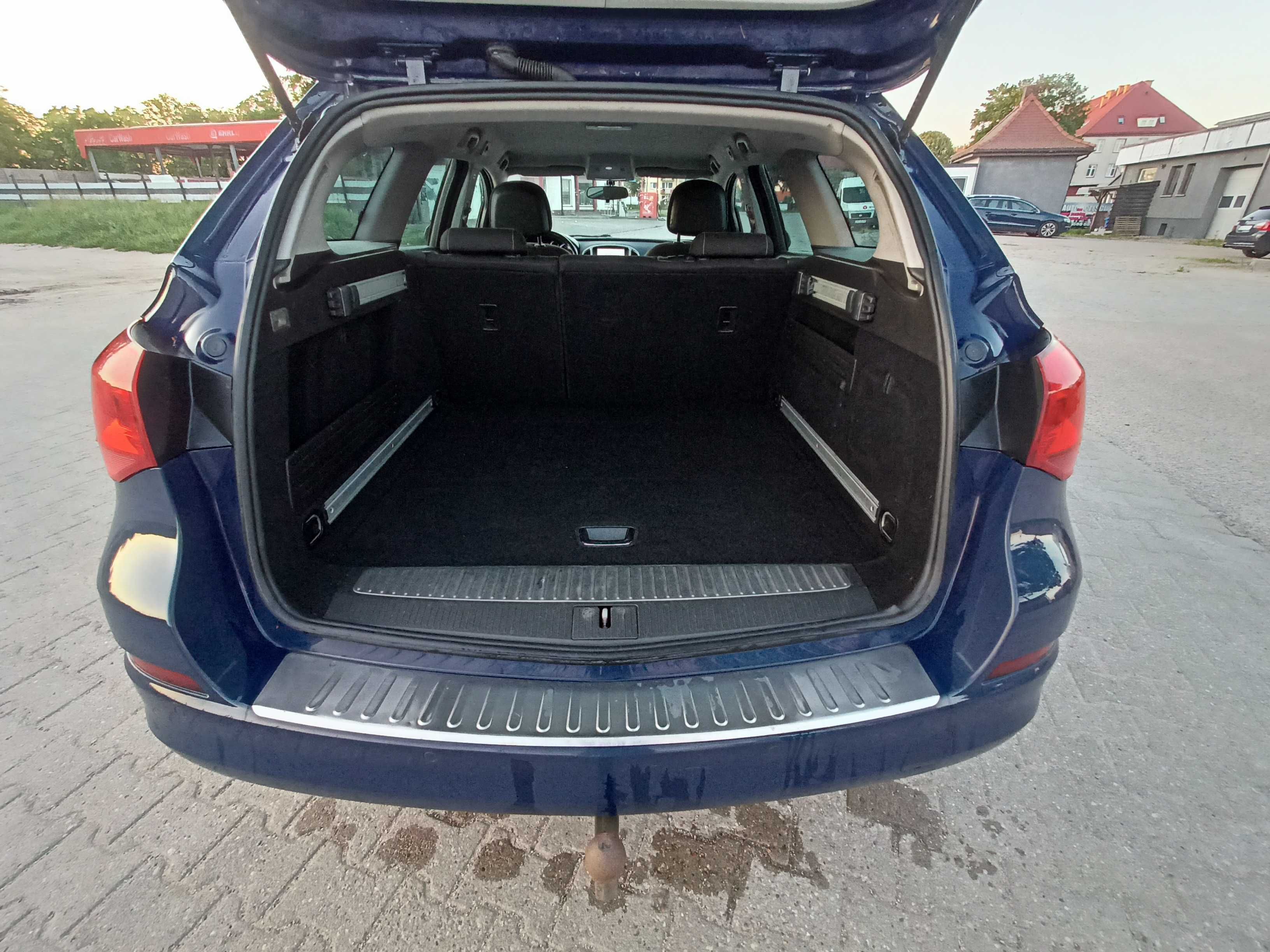Opel Astra J Sports Tourer 1.7 CDTI z 2011 roku 110 km.