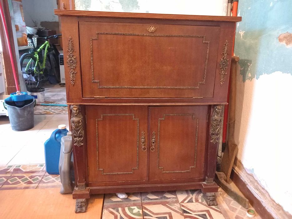 armário de madeira antigo