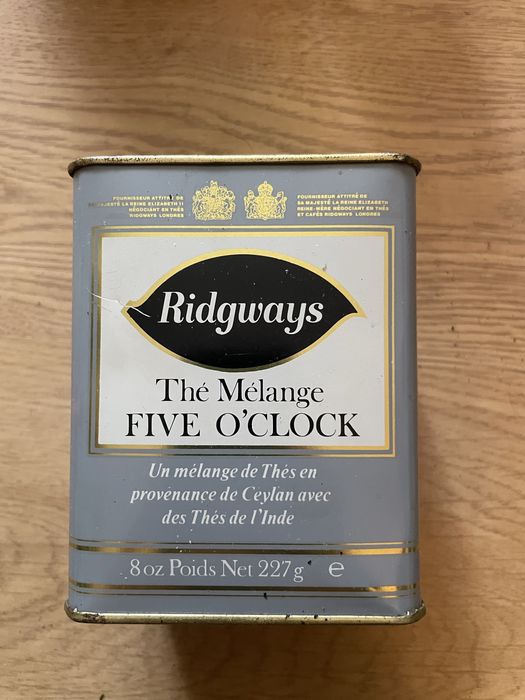 Stara puszka z angielska herbata. Kolekcjonerska Retro vintage prl