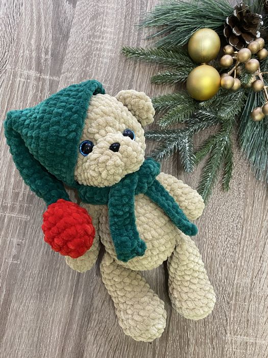 Вʼязані ведмедики з плюшевої пряжі.