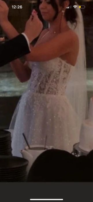 Suknia ślubna z krysztalkowym koronkowym wykończeniem