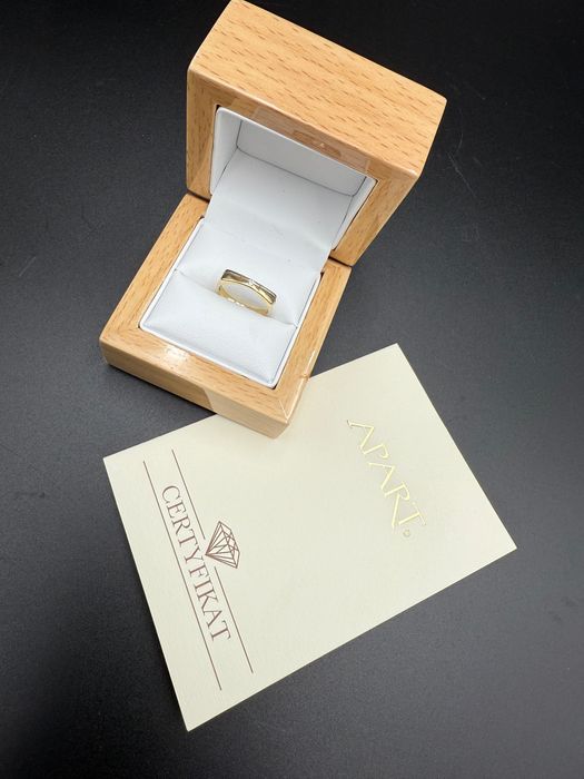 Złoty pierścionek z diamentem Apart