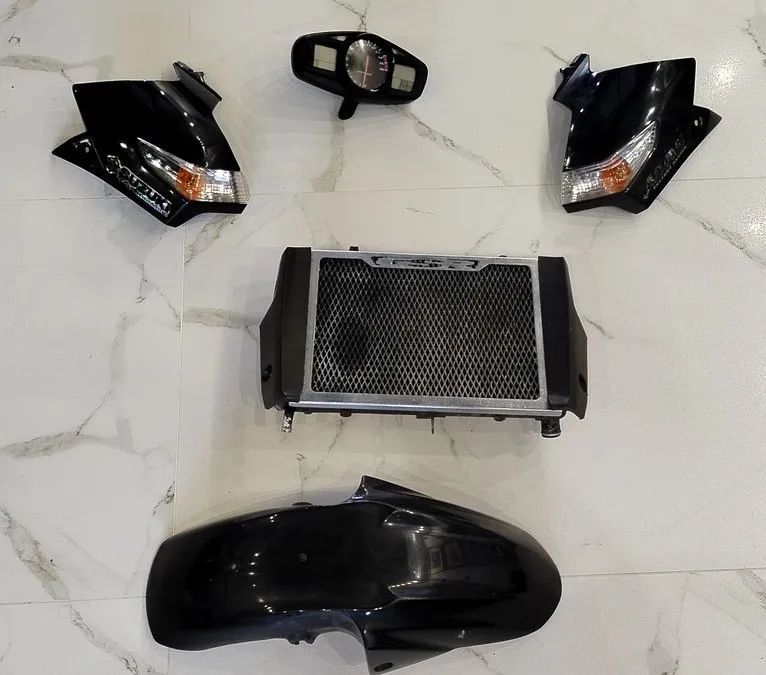 SUZUKI GSR 600 BOCZEK OWIEWKA KIERUNKOWSKAZ CHŁODNICA LICZNIK BŁOTNIK